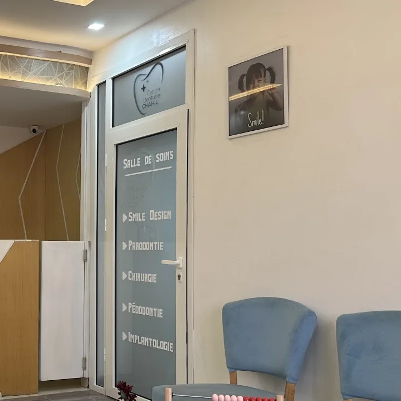 Signalétique et entrée de salle de soins du cabinet Chahil